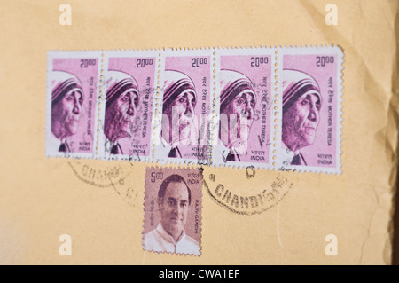 Indische Briefmarken mit Bildern von Mutter Teresa und Rajiv Gandhi in einem Brief mit Stempel Chandigarh Stockfoto