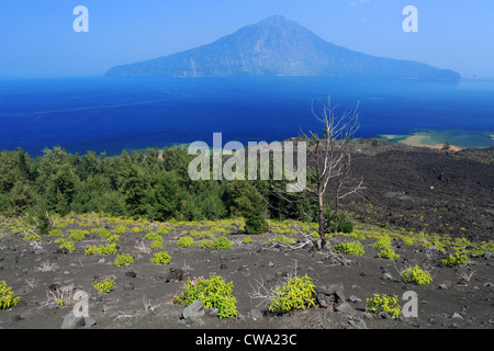 Blick vom Krakatau (Krakatau) Vulkan mit Blick auf Rakata Insel in der Sunda-Straße. Stockfoto