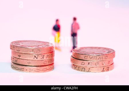 Ein Pfund Münzen und unscharfen paar im Hintergrund gestapelt Stockfoto