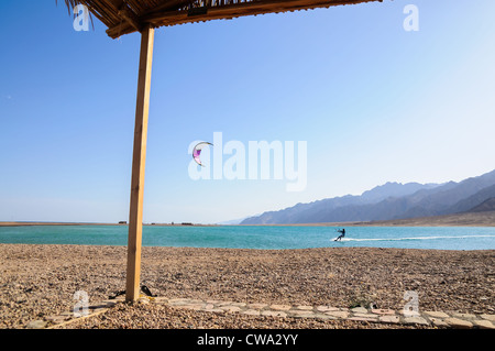 Blick vom Shanty auf Kite-Surfer im Roten Meer Stockfoto