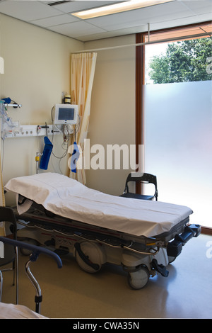 Erste Hilfe im Krankenhaus mit Bett, Monitor und medizinische Geräte Stockfoto