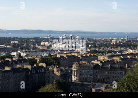 Blick auf Edinburgh Neustadt Skyline auf den Docks in Leith und Firth von weiter vom Calton Hill, Edinburgh Schottland uk Vereinigtes Stockfoto