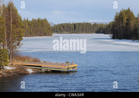 Typische finnische See in der Region Karelien nahe dem Polarkreis gefroren Stockfoto