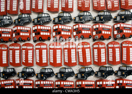 London Touristen Kühlschrank Magneten Anzeige Telefon Boxen schwarzen Taxis und Busse Stockfoto