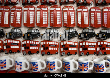 London Touristen Kühlschrank Magneten Anzeige Telefonzellen schwarzen taxis, Busse und Tassen Stockfoto