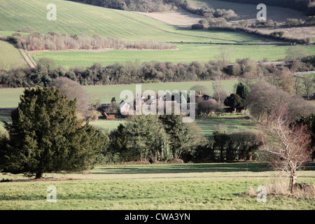 Es ist ein Foto von einem Bauernhof auf dem Land in England in Großbritannien. Wir sehen mit Bäumen und Wäldern rund um Hügel und Hecken. Stockfoto