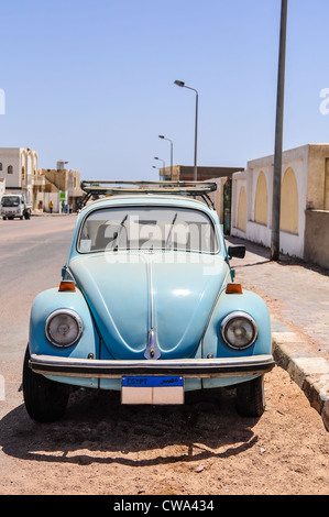 VW Käfer Oldtimer auf der Straße der ägyptischen Stadt Stockfoto