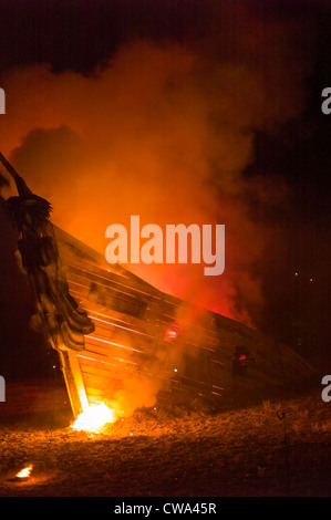 Robert Bradfords Skulptur geht das Schiff in Flammen im Rahmen des Festivals Herne Bay Stockfoto