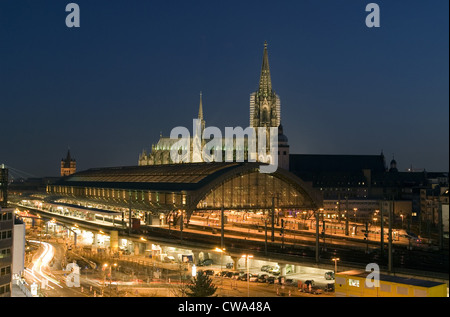 Der Hauptbahnhof und der Kölner Dom Stockfoto