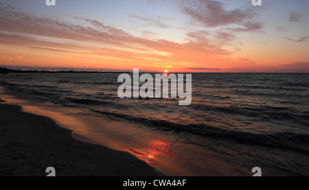 Sommer Sonnenaufgang über dem Lake Huron in Harrisville Michigan. Stockfoto