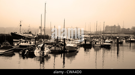 Misty Morning über Scarborough Harbour im Süden Byl, Scarborough, North Yorkshire, Großbritannien Stockfoto