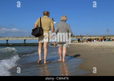 Graal Mueritz, pensionierter paar am Strand Stockfoto