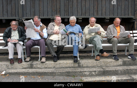 Dresden, ältere Männern auf Parkbaenken sitzen und Zeitung lesen Stockfoto