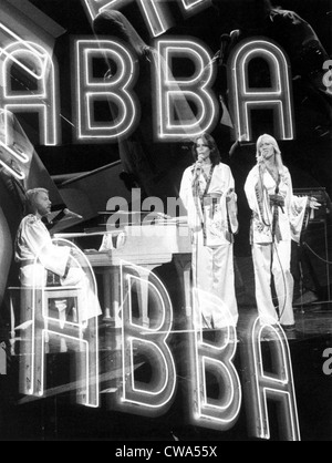 ABBA im Jahr 1976 auf einem NBC-Programm durchführen... Höflichkeit: CSU Archive / Everett Collection Stockfoto