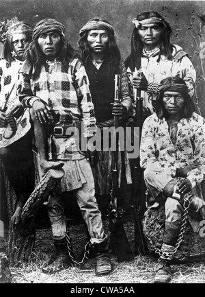 APACHE-Indianer-eine Gruppe von Apachen, von denen zwei in Ketten und bald, gehängt zu werden sind... Höflichkeit: CSU Archive / Everett Collection Stockfoto