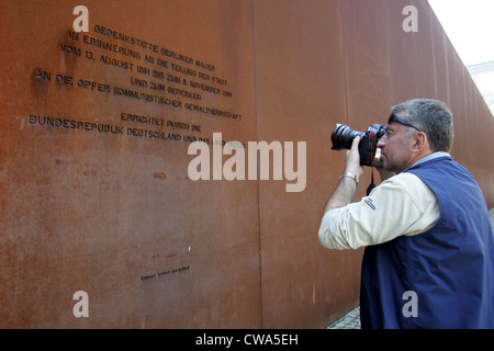 Berlin Tourist fotografiert die Gedenktafel in der Park-Mauer an der Bernauer Straße Stockfoto