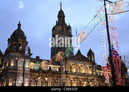 City Chambers am George Square mit Weihnachtsbeleuchtung im Stadtzentrum von Glasgow, Schottland, Großbritannien Stockfoto