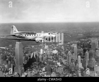 Ein Flugzeug der United Airlines fliegt über Manhattan, 1937. Höflichkeit: CSU Archive/Everett Collection Stockfoto