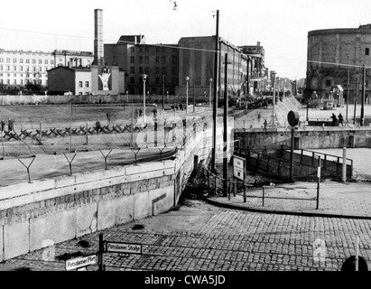 Stacheldraht zwischen Ost- und Westberlin, undatiert. Höflichkeit: CSU Archive / Everett Collection Stockfoto