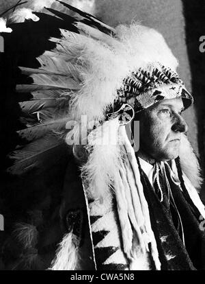 Präsident Calvin Coolidge trägt einen Kopfschmuck präsentiert ihm von den Sioux-Indianern, 1927. Höflichkeit: CSU Archive/Everett Stockfoto