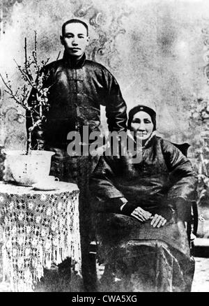 Chiang Kai-Shek (1887-1975) mit seiner Mutter. Höflichkeit: CSU Archive/Everett Collection Stockfoto