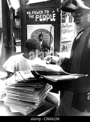 Zwei Mitglieder der Black Panther Party (Cleve Simpson, Alter von 22 Jahren und David Hall, Alter 22) zählen Fragen der The Black Panther, Juli Stockfoto