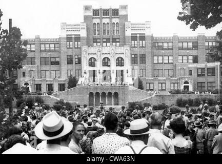 Menschenmenge versammelte sich vor der Little Rock Central High School Nationalgardisten ausgeschlossen schwarze Studenten vom Betreten der Stockfoto