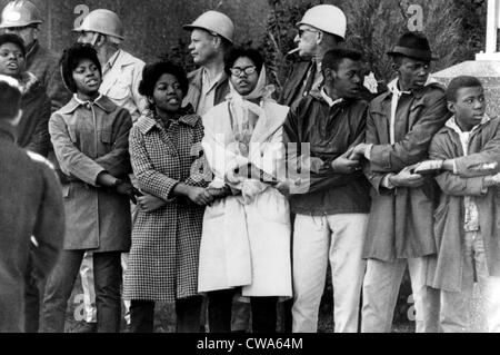 Demonstranten sperren Arme vor das Dallas County Courthouse in Selma, Alabama. Sheriff Jim Clark hatte sie alle verhaftet, Stockfoto