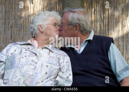 Berlin, eine ältere, küssen, paar in einem Garten Laube Stockfoto