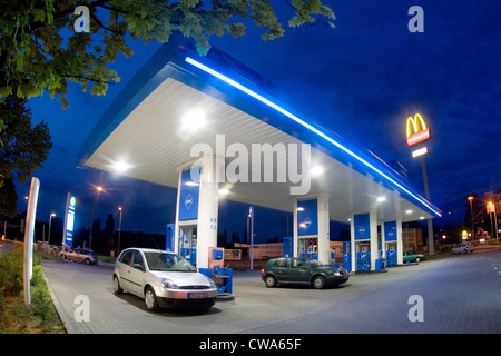 Berlin, eine Tankstelle Aral in der Nacht Stockfoto