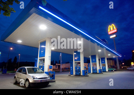 Berlin, eine Tankstelle Aral in der Nacht Stockfoto