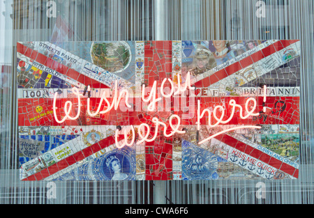 "Wish you were here" Neon-Mosaik Fahne Künstlerin Susan Elliott auf dem Display in der Mauger Modern Gallery, London Stockfoto