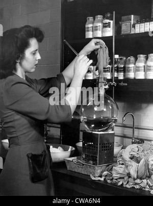 DuPONT BETRIEBSLABOR--Frau ab ein paar gebrauchte Nylons durch einen Prozess entwickelt, im Labor, Stockfoto