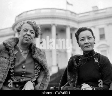 Eleanor Roosevelt und Madame Chiang Kai-Shek miteinander reden auf dem Rasen des weißen Hauses, 25.02.43... Höflichkeit: CSU Archive / Everett Stockfoto