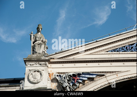 Statue und Detail auf Smithfield Meat Market in London Stockfoto