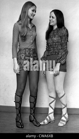 Damenmode in Hot Pants modisch in der 70. 1971. Höflichkeit: CSU Archive / Everett Collection Stockfoto