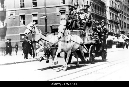 HORSE-DRAWN Feuerwehrauto in New York City c. 1910. CSU-Archiv Stockfoto