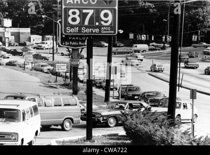 GAS-Mangel-Autos warten in einer langen Schlange an einer Tankstelle in der Gas-Mangel. 1974. Höflichkeit: CSU Archive / Everett Stockfoto