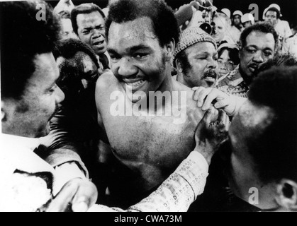 GEORGE FOREMAN - der Boxer ist im Ring gratulierte nach dem Sieg über Joe Frazier für den World Heavyweight Championship. Stockfoto