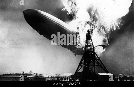 HINDENBURG in Flammen am Liegeplatz Mast in Lakehurst, New Jersey. Höflichkeit: CSU Archive / Everett Collection Stockfoto