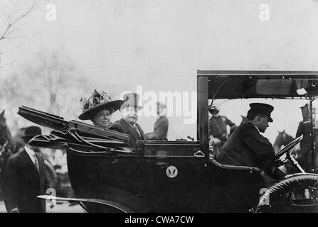 Präsident William Taft (1857-1930) und die First Lady, Helen Taft, sitzt auf der Rückseite eines offenen Cabrio Autos im Jahr 1909. Stockfoto