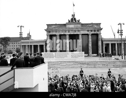 JOHN F. KENNEDY-Viewing der Berliner Mauer von einer Plattform am Brandenburger Tor, Berlin. 27.06.63. Höflichkeit: CSU Archive / Stockfoto