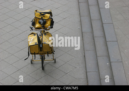 PostboteFahrrad Deutsche Post Stockfoto