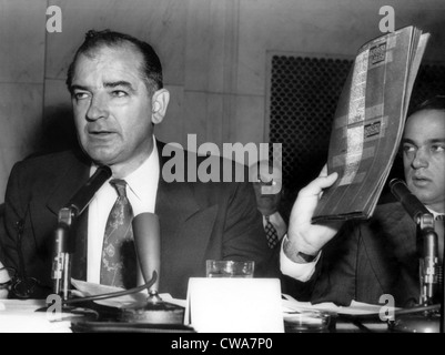 WASHINGTON: Senator Joseph R. McCarthy (R. Wisc) hält eine Kopie der gegen ihn erhobenen Vorwürfe der Armee als er Armee verhört Stockfoto