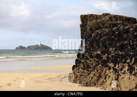 Godrevy felsigen Landzunge gesehen von Gwithian Beach, St. Ives Bay, Cornwall, England, UK Stockfoto