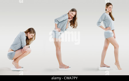 Junge Frau auf Waagen, zusammengesetzte Stockfoto