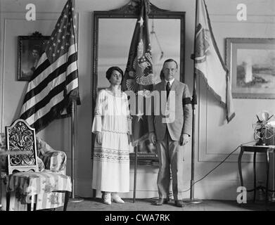 Präsident Calvin Coolidge (1872-33), trägt eine schwarze Trauer Armbinde, und seine Frau zwei Tage nach dem plötzlichen Tod von Stockfoto