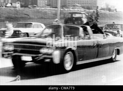 Präsident John F. Kennedy ist in Richtung Parkland Krankenhaus gehetzt, nachdem er von einem Attentäter Kugel, 22. November 1963, Dallas getroffen wird, Stockfoto