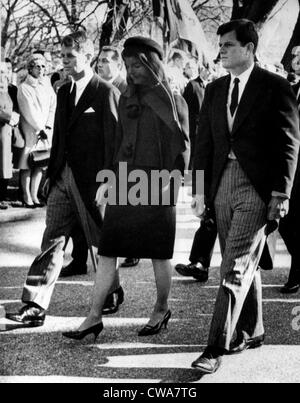 Attorney General Robert Kennedy, Jacqueline Kennedy und Senator Edward Kennedy Fuß hinter Präsident John F. Kennedy Sarg, Stockfoto