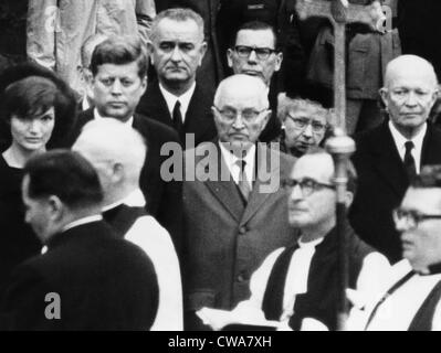 L-R, gerichtete Kamera: First Lady Jacqueline Kennedy, Präsident John F. Kennedy und Vizepräsident Lyndon B. Johnson, ehemaliger Stockfoto